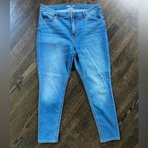 Old Navy Medium-Wash Skinny Ankle Jeans with Subtle Fading